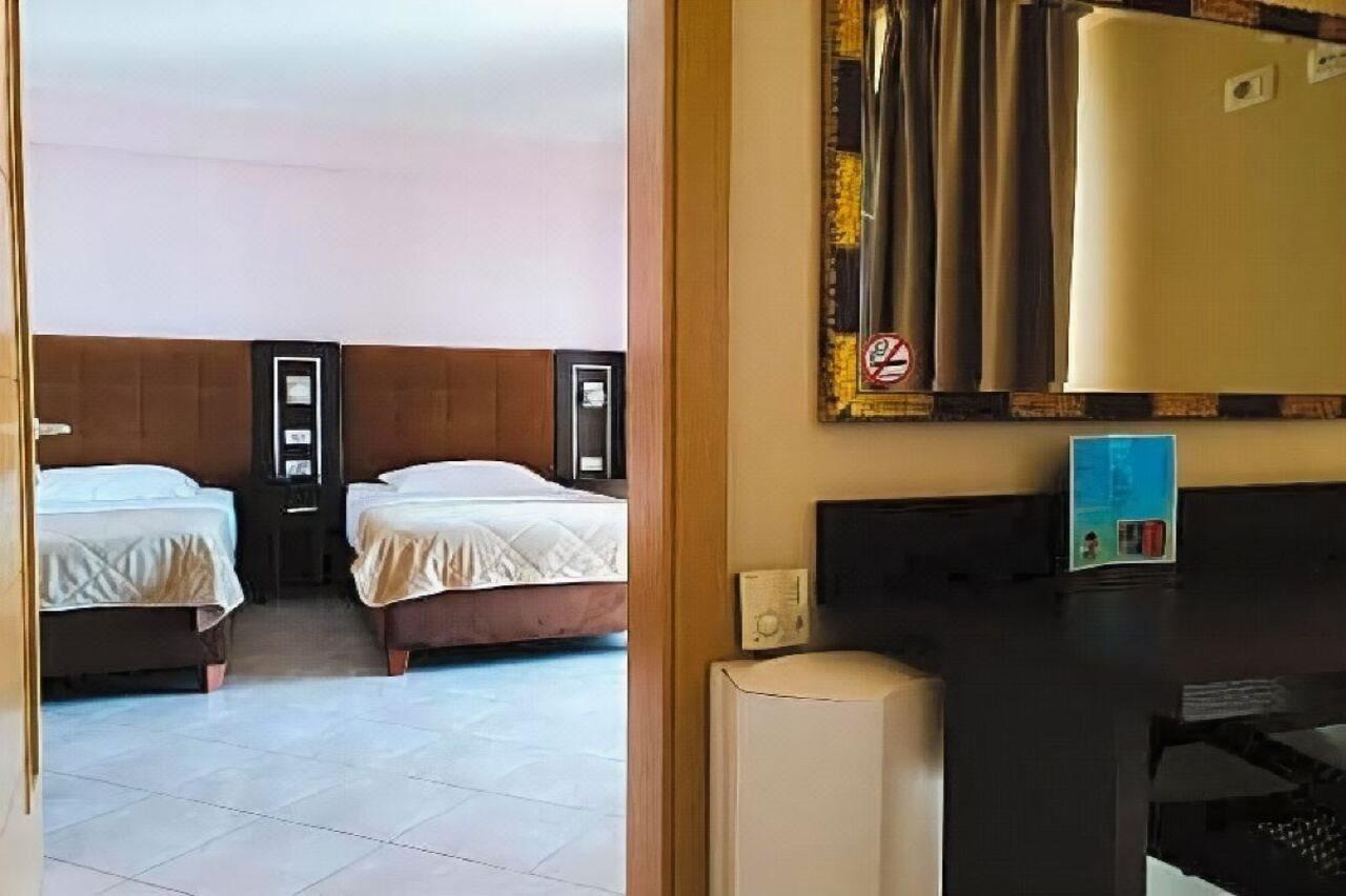 Hotel Nais Beach Durres Exterior photo