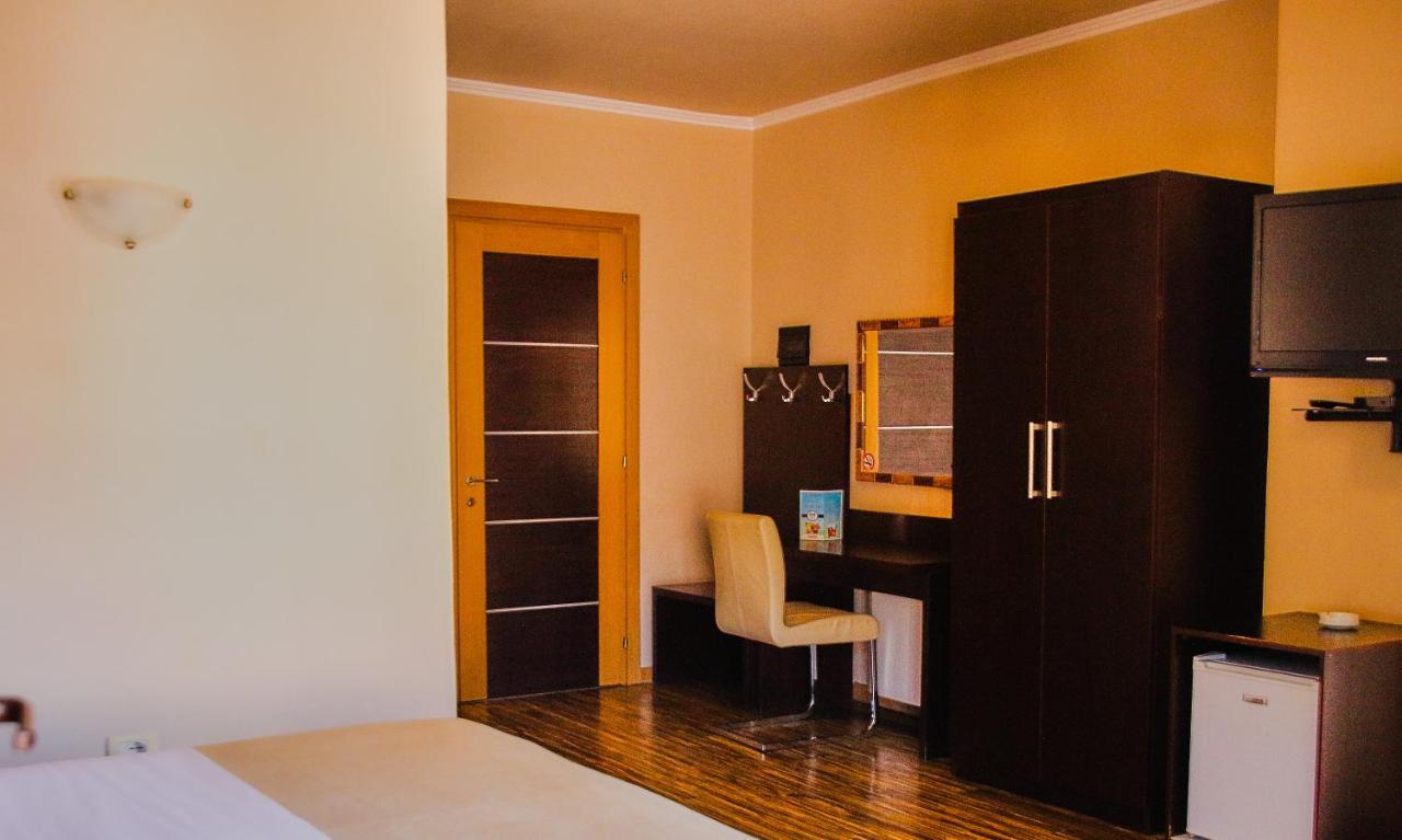 Hotel Nais Beach Durres Exterior photo